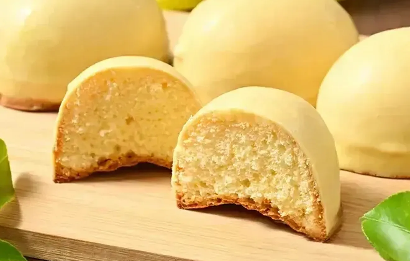 断面が見えるようにカットされた、竹原特産のレモンケーキ