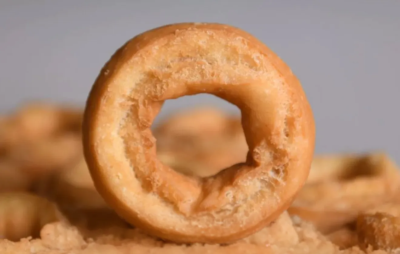 揚げたてでサクサクとした質感の焼きドーナツ