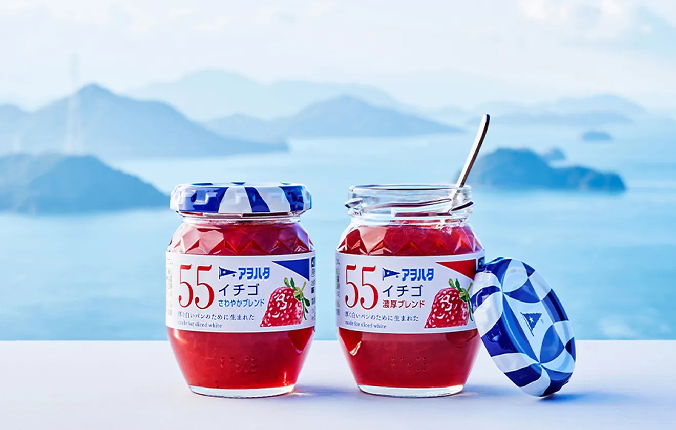 瀬戸内海を背景に並ぶアヲハタのジャム瓶