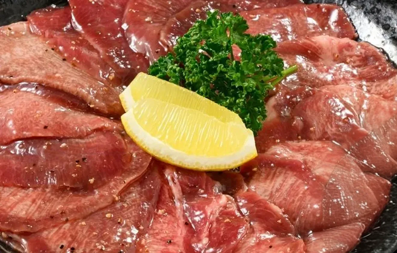 レモンが添えられた、食べ応えのありそうな厚切りの牛タン