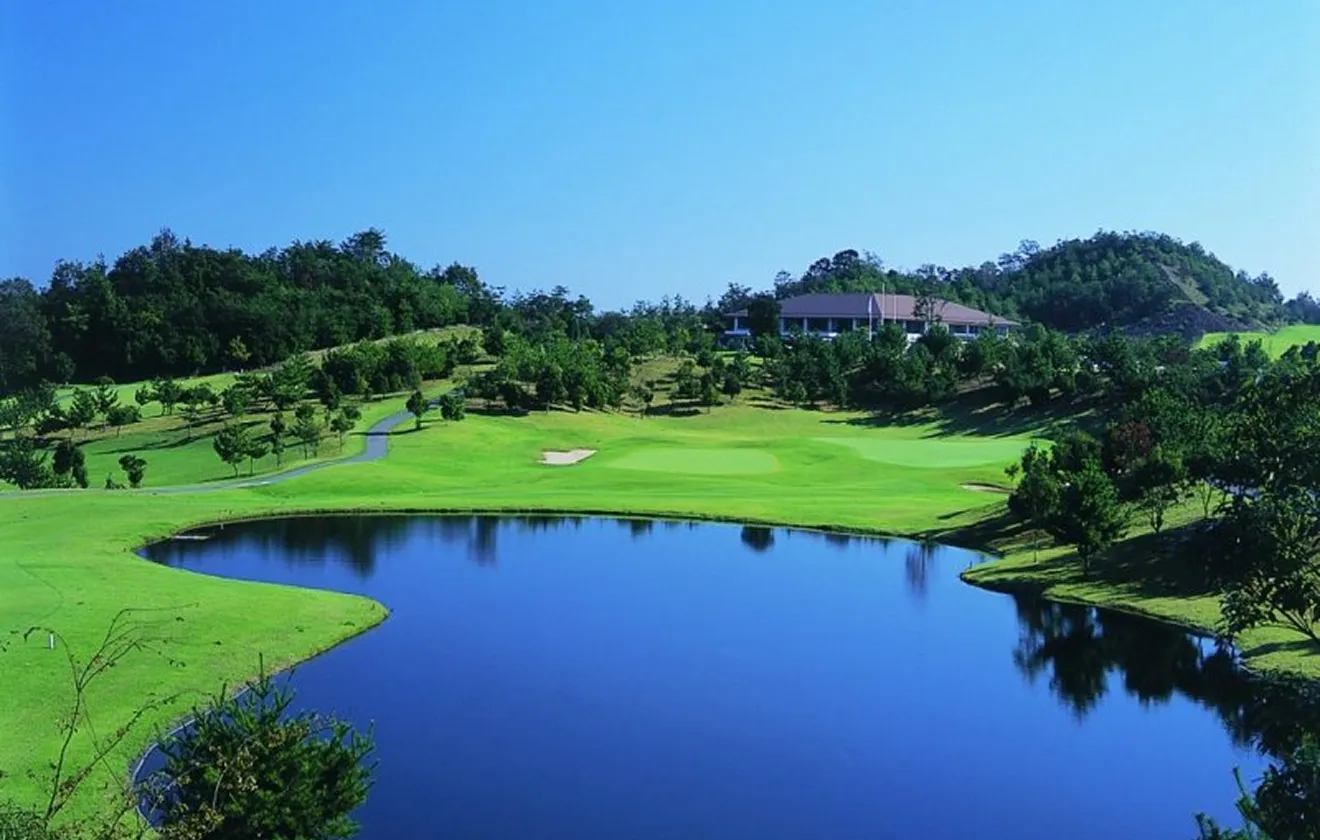 緑豊かな自然に囲まれたゴルフコースの風景