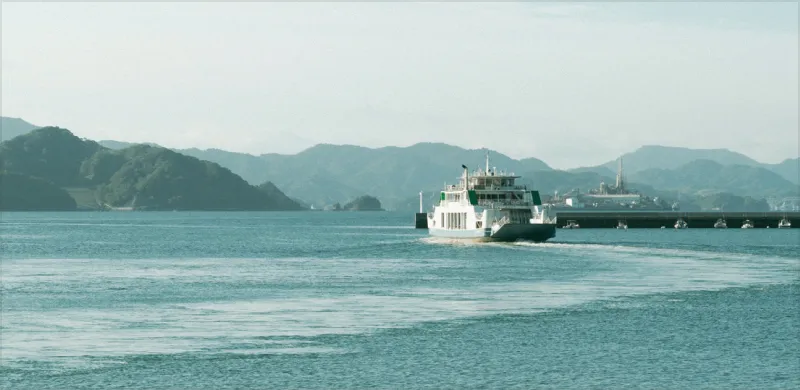 航行於平穩瀨戶內海上的白色渡輪與周邊島嶼